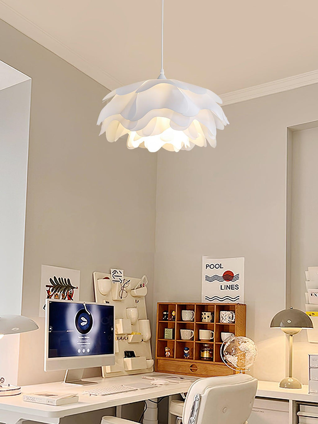 Pendant Light In White With Blossom Shape For Warm Ambience