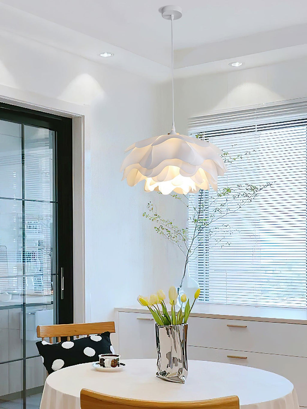 Pendant Light In White With Blossom Shape For Warm Ambience