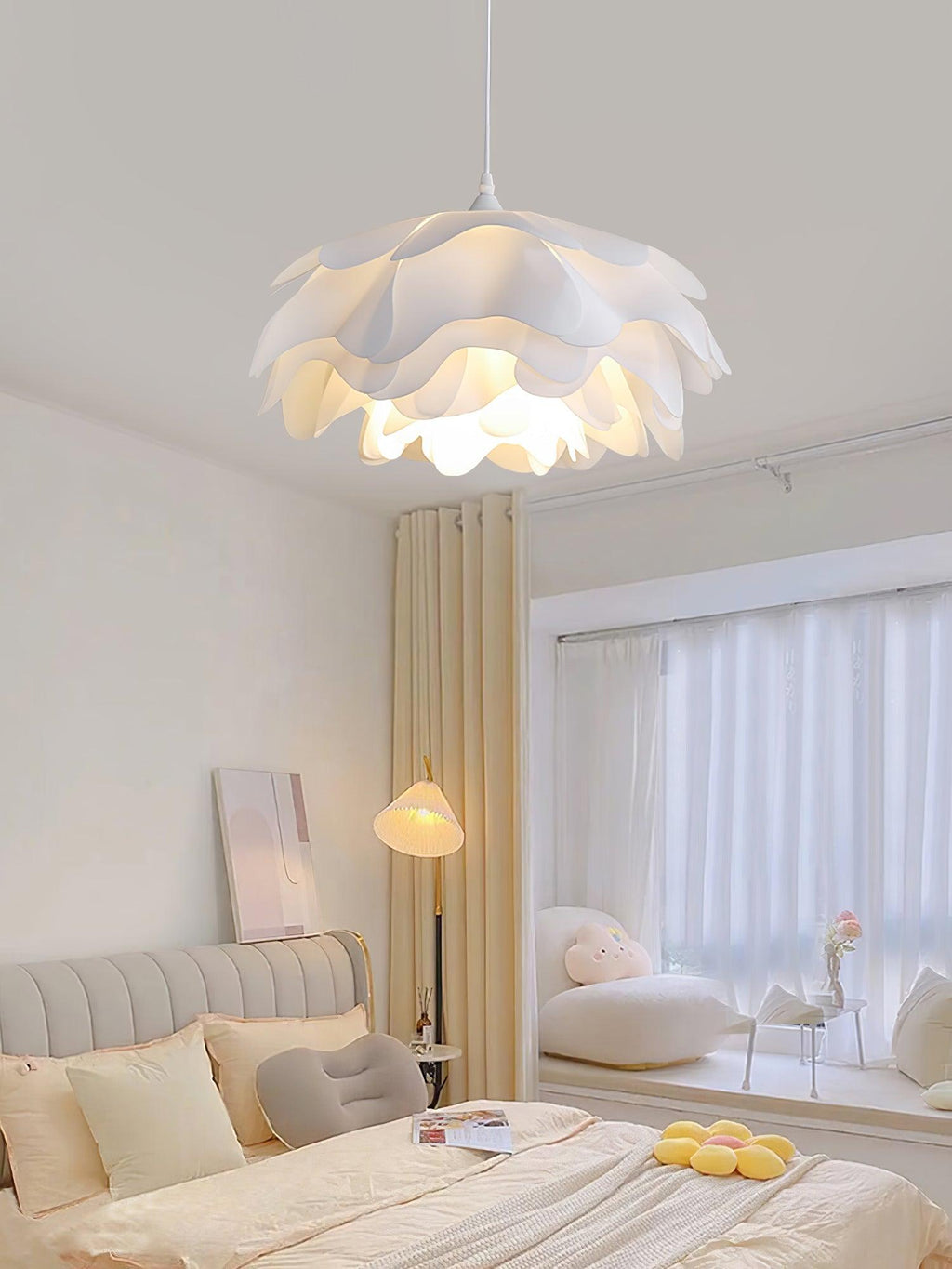 Pendant Light In White With Blossom Shape For Warm Ambience