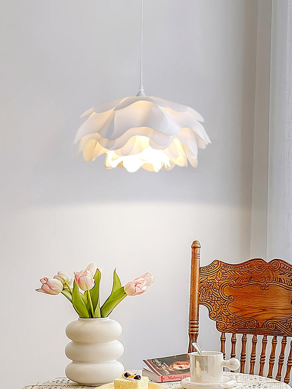 Pendant Light In White With Blossom Shape For Warm Ambience